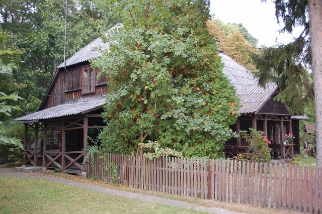 Park znajduje się w południowej części Warszawy, w sąsiedztwie lasu Kabackiego i Ogrodu Botanicznego PAN. Wśród drzew rosnących na terenie Parku zachowało się dużo starodrzewu, czyli drzew w wieku ponad 100 lat. Najbardziej znanym z nich jest „Hetman” – dąb szypułkowy – obecnie pomnik przyrody. Przy sprzyjających zimowych warunkach można skorzystać z tras do uprawiania narciarstwa biegowego.