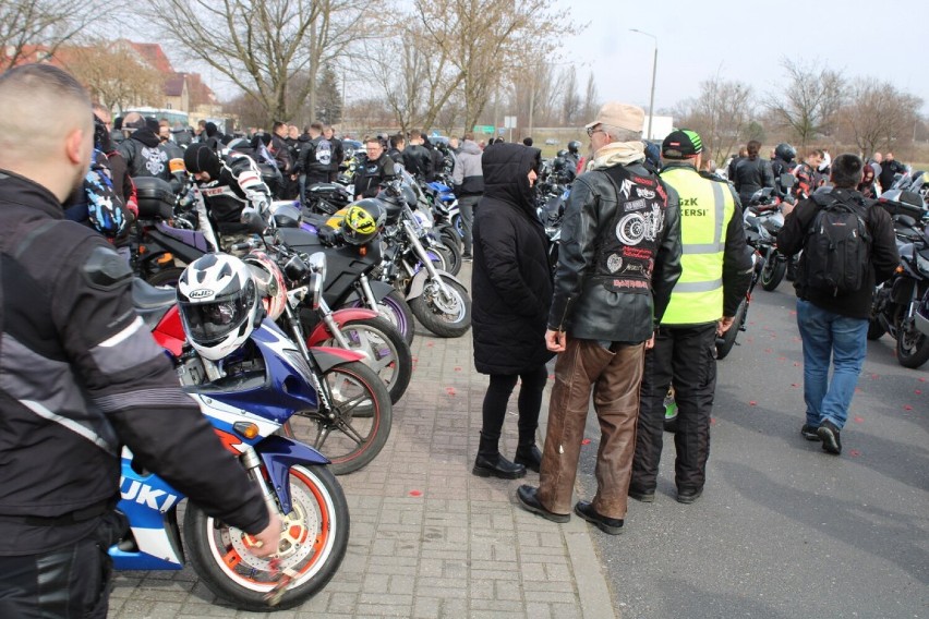 Motocykliści z Konina pożegnali zimę i powitali wiosnę. Marzanna skończyła w odmętach jeziora w Ślesinie [ZDJĘCIA]