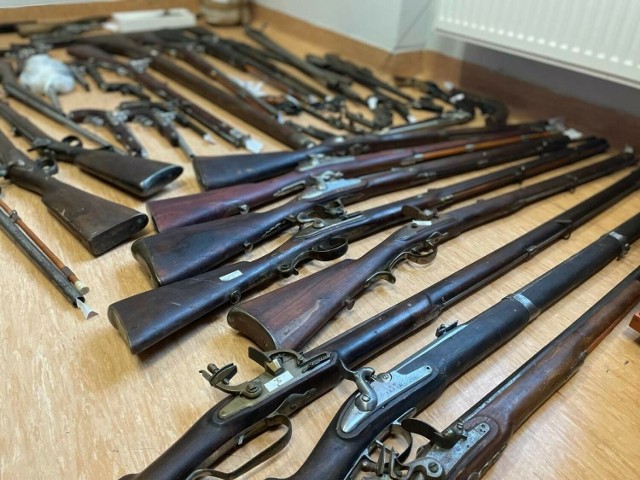 Śledczy z Niemodlina zabezpieczyli u zatrzymanego kilkadziesiąt sztuk broni palnej.