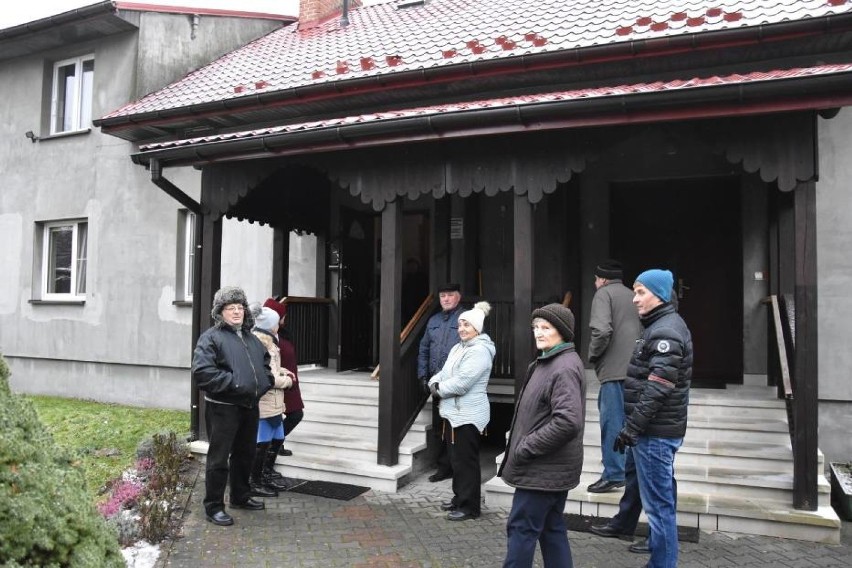 Parafianie z Mętkowa (gm. Babice) toczą pełną zwrotów akcji...