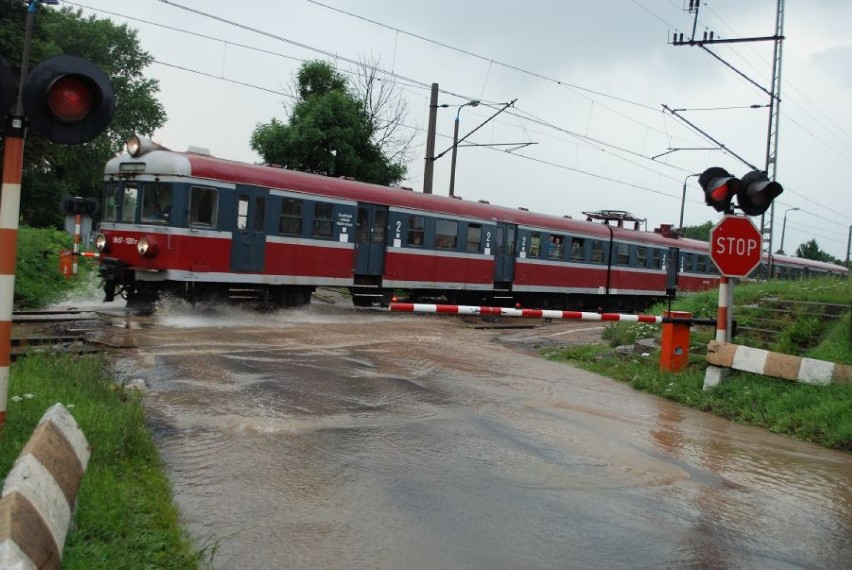 Przejazd kolejowy w Gołaszewie zalany po ulewie.