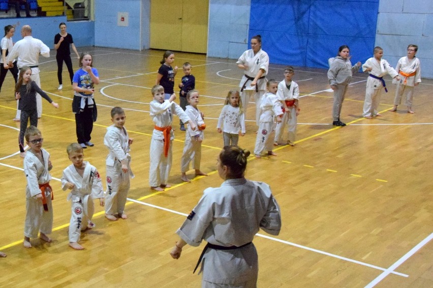Zimowa Akademia Karate w Kielcach z atrakcjami. Tak trenują dzieci, młodzież i dorośli. Zajęcia za darmo we wtorek i środę [ZDJECIA, WIDEO]