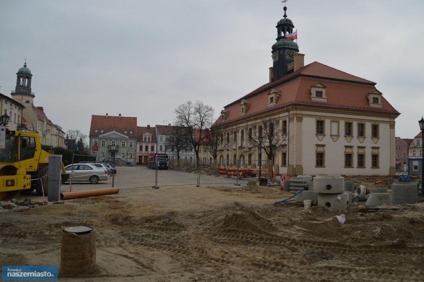 Rawicz. Trwa rewitalizacja centrum Rawicza. Na rynku rozpoczęto układanie nowej kostki [ZDJĘCIA]