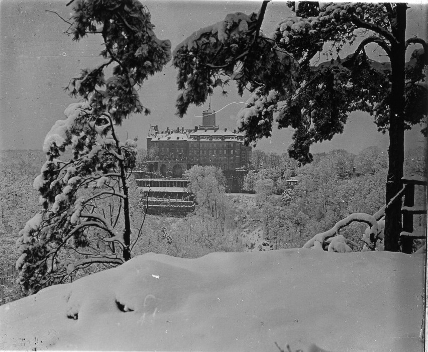 Zamek Książ na początku XX wieku w zimowej szacie. Foto...
