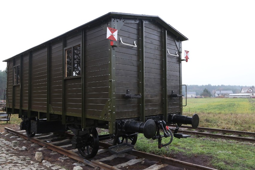 Członkowie Towarzystwa Przyjaciół Wolsztyńskiej Parowozowni odrestaurowali zabytkowy wagon.