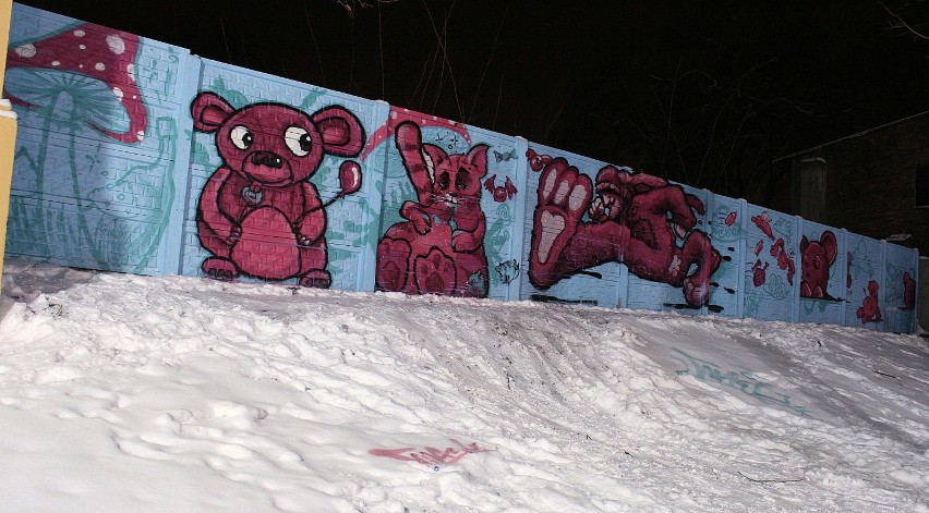 Ściana na skarpie z obrazami graffiti