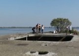 Wyprawa szczecińskich żeglarzy na pomoc czarnemu bzu na wraku betonowca [wideo]