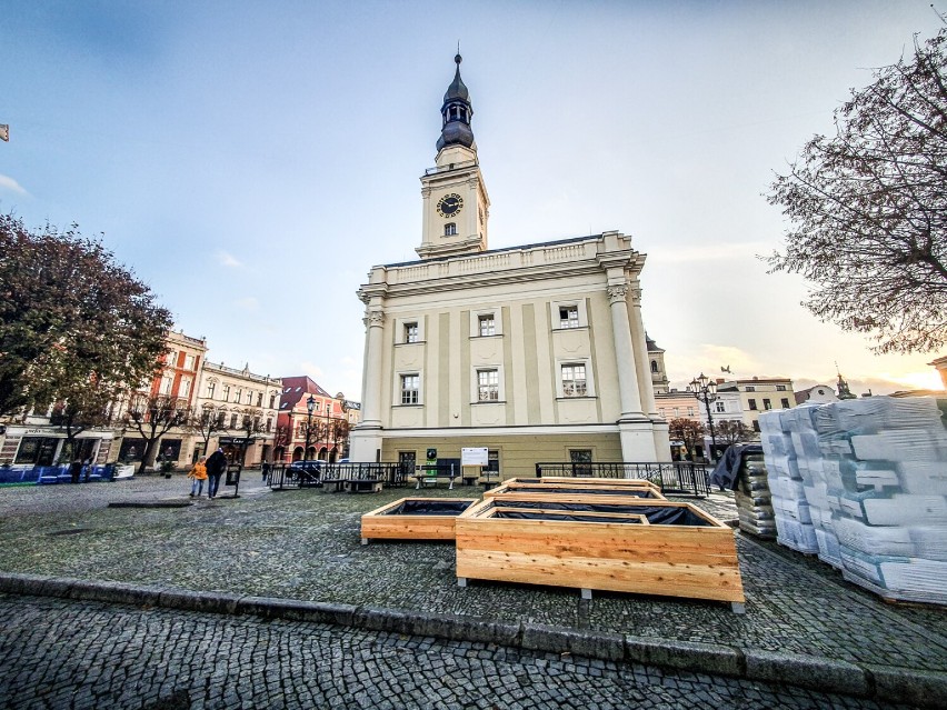 Do centrum Leszna przywieziono dziś takie elementy. Co się szykuje pod ratuszem? 