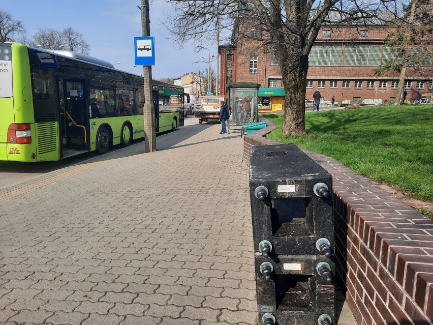 Na przystankach pojawiły się już pierwsze elementy...