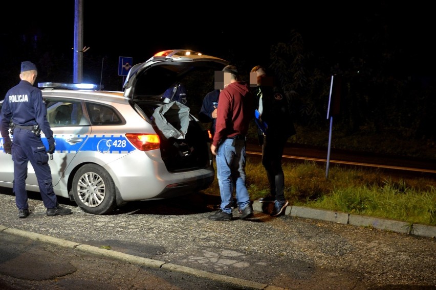 Honda uderzyła w radiowóz. Policjant trafił do szpitala. W...