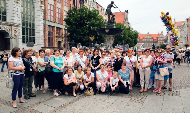 Gminna Rada Kobiet 

Gminna Rada Kobiet, czyli kobieca siła gminy Łobżenica. Panie kontynuują tradycje KGW, ale uważają, że do ich aktywności, do tego kim są i co robią, bardziej niż określenie gospodyni pasuje po prostu kobieta. W maju 2008 roku powołały do życia stowarzyszenie Gminna Rada Kobiet. Wyprzedziły tym samym swój czas. Łącząc siły miały większe możliwości niż pojedyncze koło jeżeli chodzi o występowanie o realizację inicjatywy lokalnej, dotacje czy granty.  

Nie odbędzie się bez nich żadna impreza w gminie, tym bardziej, że często same są ich organizatorkami. Siedem lat temu wzięły udział w projekcie „Aktywnie na obcasach”, ale tak naprawdę są aktywne na obcasach przez cały czas. I to niezależnie od tego, czy promują akurat regionalną kuchnię, wygrywają konkursy na wieńce dożynkowe, organizują Dzień Babci i Dziadka, chodzą po górach, startują w Pięcioboju Nowoczesnym Kobiet czy próbują swoich sił na strzelnicy. Jakby tego było mało, wydają jeszcze książki kulinarne i kalendarze. Nieprzypadkowo w 2013 roku stowarzyszenie odebrało nagrodę Lidera Sukcesu, a w 2016 roku nagrodę Hit Regionu 2016.  

Gminna Rada Kobiet w Łobżenicy zrzesza 24 koła: z Łobżenicy, Wiktorówka, Dźwierszna Wielkiego, Piesna, Dziegciarni, Fanianowa, Izdebek, Trzebonia, Kruszek, Walentynowa, Kościerzyna Małego, Dębna, Luchowa, Chlebna, Rataj, Topoli, Szczerbina, Ferdynandowa, Kunowa, Witrogoszczy, Witrogoszczy Kolonii, Witrogoszczy Osady oraz dwa koła z Dźwierszna Małego. 

Obecne władze stowarzyszenia to: Grażyna Łosoś - przewodnicząca zarządu, Magdalena Isbaner - zastępca przewodniczącej, Monika Tadych - skarbnik, Katarzyna Przybyła - sekretarz oraz Joanna Warszawska, Mirosława Skoczek i Barbara Polewacz. 

Skład komisji rewizyjnej tworzą: Urszula Rojek -  przewodnicząca, Joanna Tomasz - zastępca, Barbara Donaj - sekretarz, Grażyna Pirecka i Bogusława Mrotek.