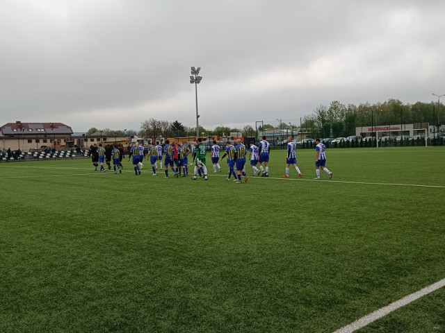 Wisłoka Niegłowice (biało-niebieskie stroje) pokonała Ostoję Kołaczyce 3-1