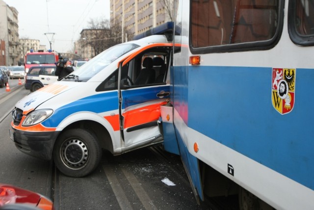 Wrocław, zderzenie tramwaju i karetki pogotowia na ul. Grabiszyńskiej