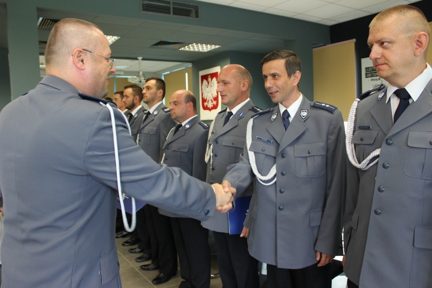 Komendant powiatowy policji w Opocznie nagrodził policjantów i wręczył awanse na wyższe stopnie [FOTO]