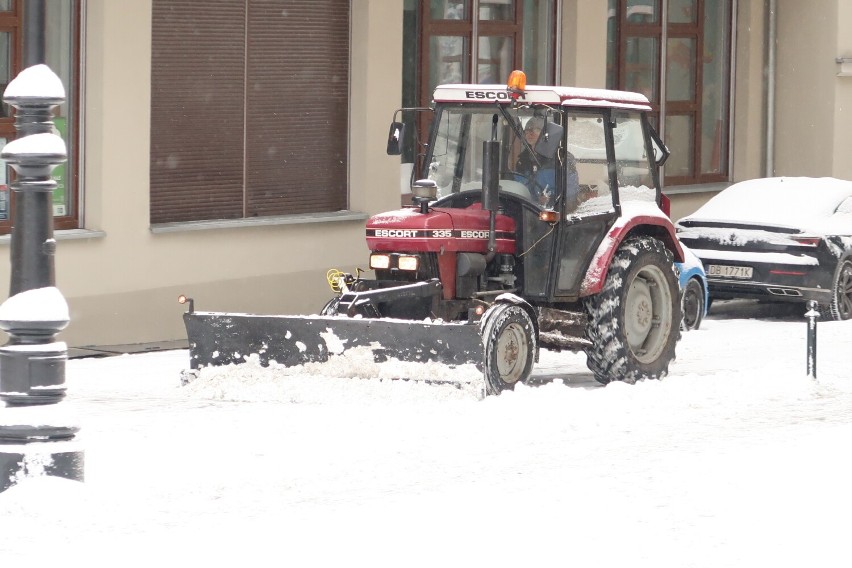 Zima zagościła w Śródmieściu Wałbrzycha. Trwa odśnieżanie - zobaczcie zdjęcia