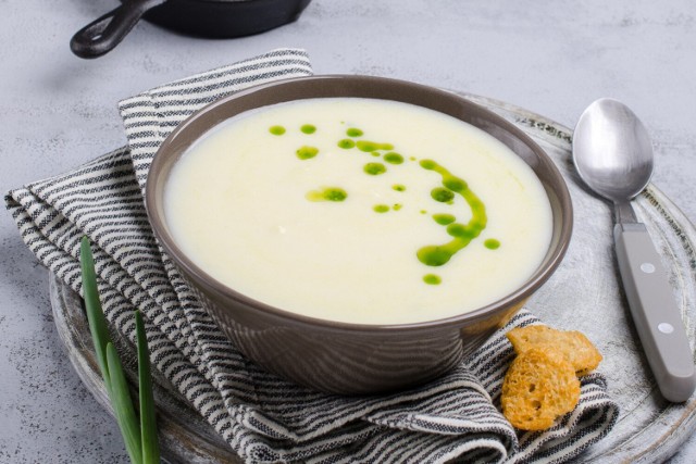 Pożywną zupę krem z białych warzyw można przygotować z dodatkiem kalafiora i zagęścić dodatkiem mascarpone lub serka topionego. Wierzch zupy można udekorować grzankami i pesto z bazylii.