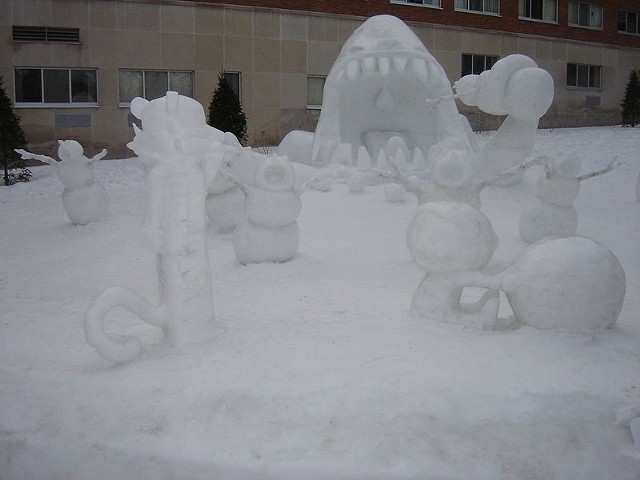 Źródło: http://commons.wikimedia.org/wiki/File:Calvin_Snow_Sculpture.jpg