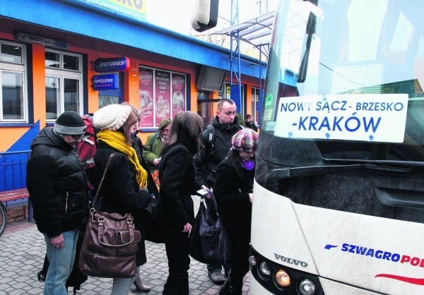 Sądecki dworzec PKS służy także dalekobieżnym autobusom konkurencyjnych firm