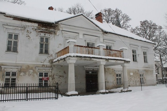 Niszczeje od lat i nic nie wskazuje na to, by ktoś lub coś miało zapobiec dalszej dewastacji budynku. Inwestor z Nowego Sącza, który w 2009 kupił obiekty, chce się go pozbyć. Tymczasem chętnych nie ma. Trudno się dziwić - nie trzeba być fachowcem, by na oko ocenić, że stan techniczny budynku jest fatalny. Potrzeba milionów złotych na doprowadzenie go do stanu użyteczności.