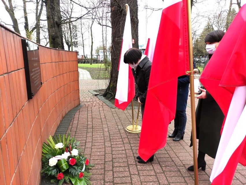 Dzień Pamięci Ofiar Zbrodni Katyńskiej w Radomsku. Kwiaty pod tablicą upamiętniającą por. Zagórowicza