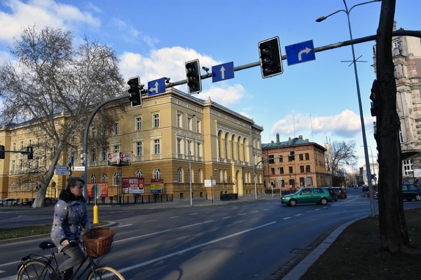 Sygnalizacja świetlna na skrzyżowaniu ulic Skarbka i Jaworzyńskiej będzie naprawiona [ZDJĘCIA]