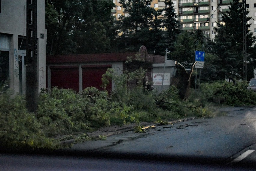 Zalane ulice w Bądkowie. Strażacy kilka godzin udrożniali...