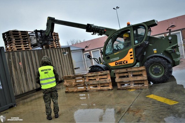 Logistycy sprawdzali różne scenariusze, które mogą przytrafić im się w trakcie misji. Byli przy tym oceniani przez komisję z Inspektoratu Wsparcia Sił Zbrojnych.