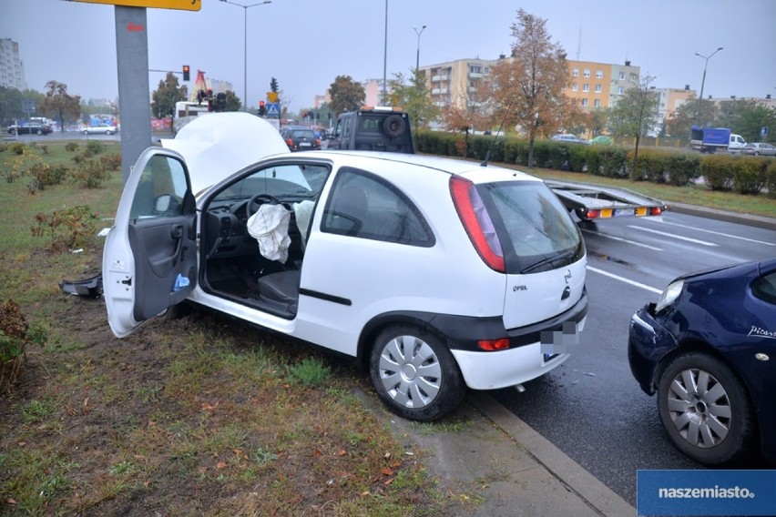 Groźny wypadek na alei Królowej Jadwigi we Włocławku. Opel uderzył w słup [zdjęcia]