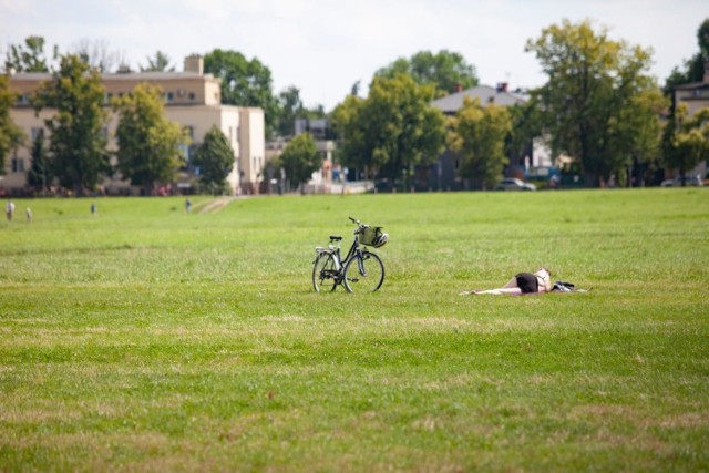 BŁONIA
- park miejski w postaci rozległej łąki (dawniej pastwisko gminne) o powierzchni 48 ha i obwodzie ok. 3587 metrów
- Historia Błoń sięga roku 1162.  Jaksa z Miechowa, zamożny szlachcic, podarował klasztorowi norbertanek łąkę między Zwierzyńcem a Łobzowem. Przeszło sto lat później w roku 1366 siostry norbertanki zawierając umowę z magistratem, zamieniły ziemię na kamienicę na ulicy Floriańskiej