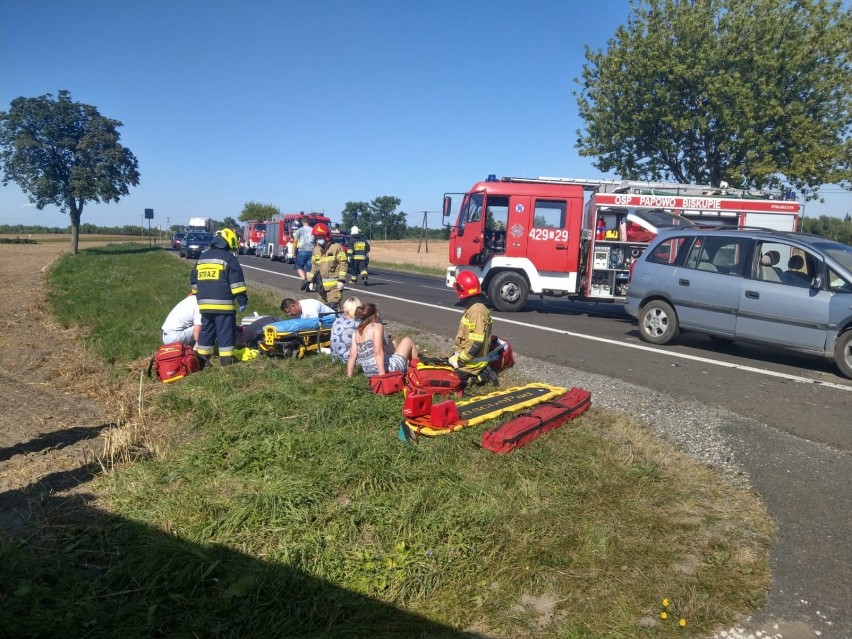 Strażacy działają na drodze DK91 w Jeleńcu, gdzie doszło do...