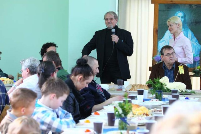 Śniadanie wielkanocne zorganizowane przez Fundację Pomocy Wzajemnej Barka w Poznaniu