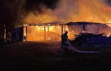 30 strażaków gasiło pożar w Bielsku. Paliła się stodoła oraz poddasze budynku gospodarczego
