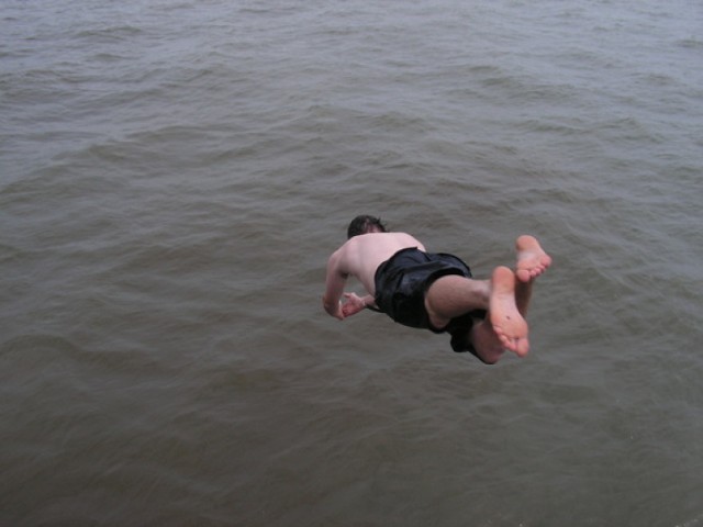 Skakanie na główkę do wody w miejscu do  tego nie wyznaczonym może się skończyć tragedią