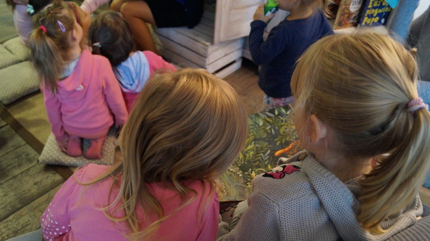 Środowe czytanie w Szaflandii znowu przyciągnęło tłumy maluchów! [zdjęcia, wideo]