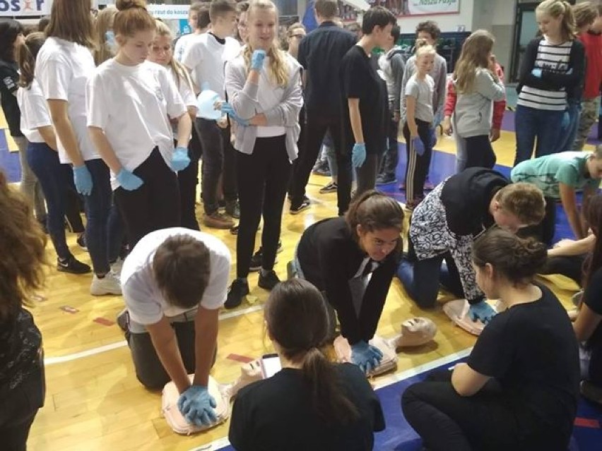 Uczniowie sosnowieckich szkół bili rekord w nieprzerwanej resuscytacji