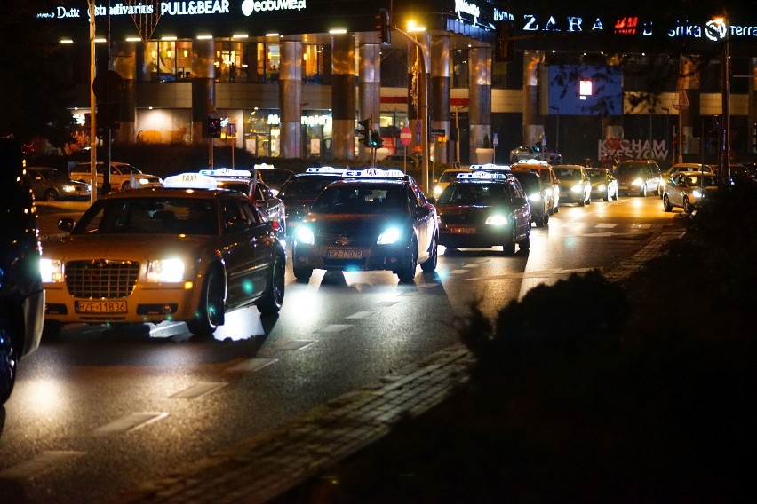 Strajk taksówkarzy w centrum Rzeszowa. Kilkadziesiąt taksówek blokowało ulice. Chcą być objęci najnowszą Tarczą Antykryzysową
