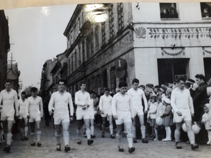 Sportowcy Wiejscy na start - jedna z defilad sportowych na rynku w Pucku - zapewnie lata 70.