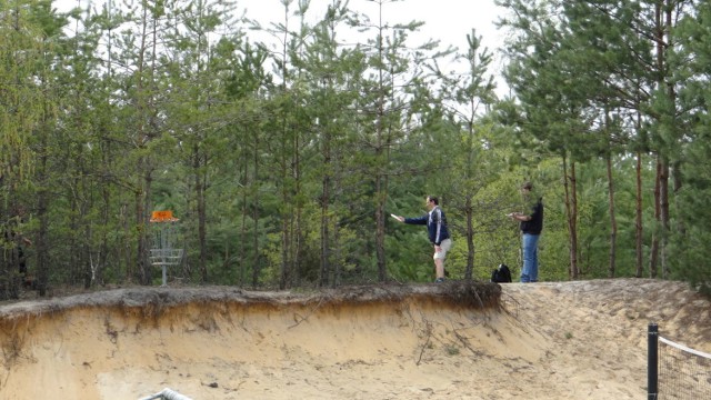 Putting w Disc Golf, czyli rzucanie do kosza.