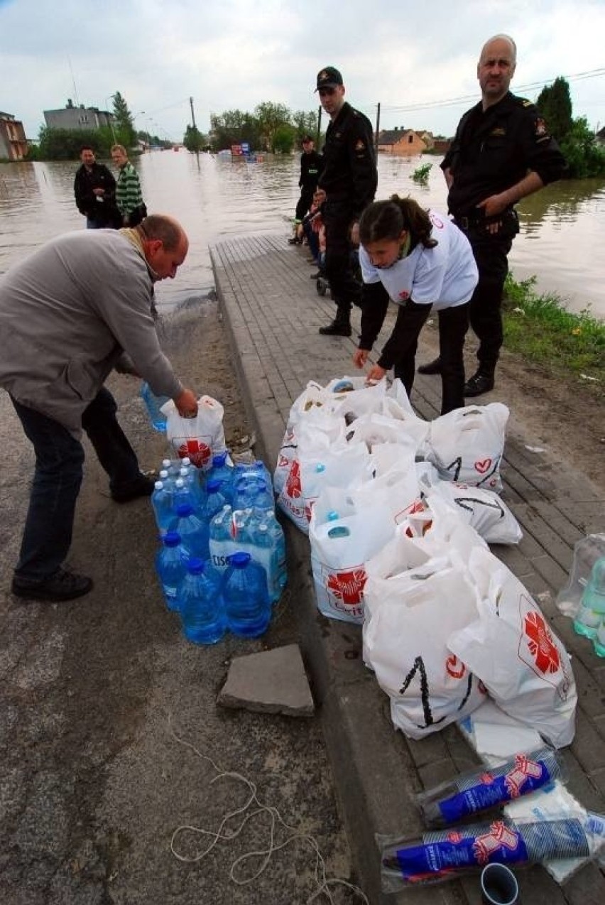 10 lat po Powodzi Stulecia w Sandomierzu. Walka o wał opaskowy przy Hucie Szkła i ogromne poświęcenie ludzi [ZDJĘCIA]
