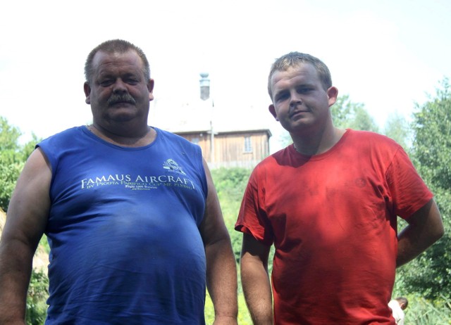 Dariusz i Szymon Woźniakowie odpowiadają za krycie drewnianych chat strzechą. Tak powstaje scenografia do filmu Wojciecha Smarzowskiego "Nienawiść"