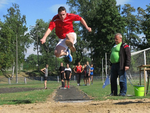 Biegi, skok w dal, rzut piłeczką palantową i pchnięcie kulą - to konkurencje, których wzięli udział uczestnicy żnińskich mistrzostw w lekkiej atletyce.