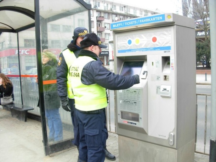 Straż miejska sprawdza biletomaty Urbancard