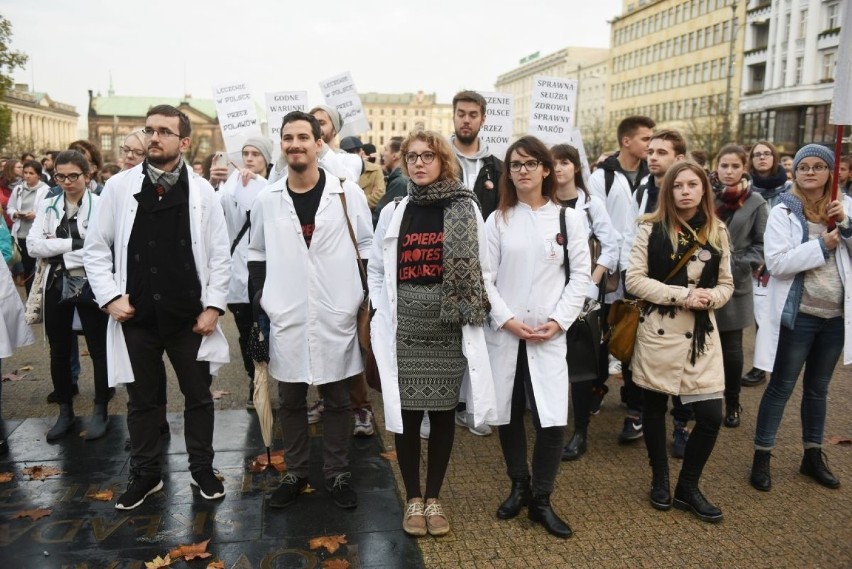 Poznań: Bezpłatne badania i protest na placu Wolności [ZDJĘCIA]
