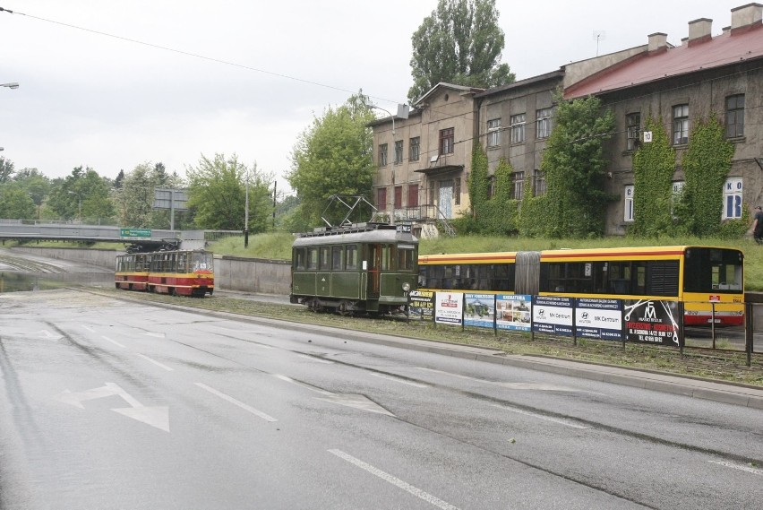 Zalany tramwaj w Łodzi na ulicy Legionów