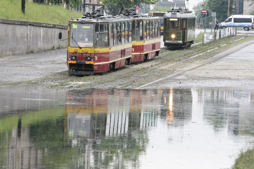 Zalany tramwaj w Łodzi na ulicy Legionów