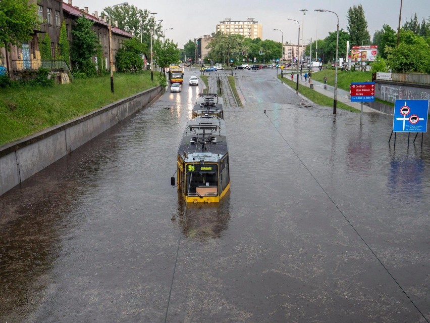 Zalany tramwaj w Łodzi na ulicy Legionów