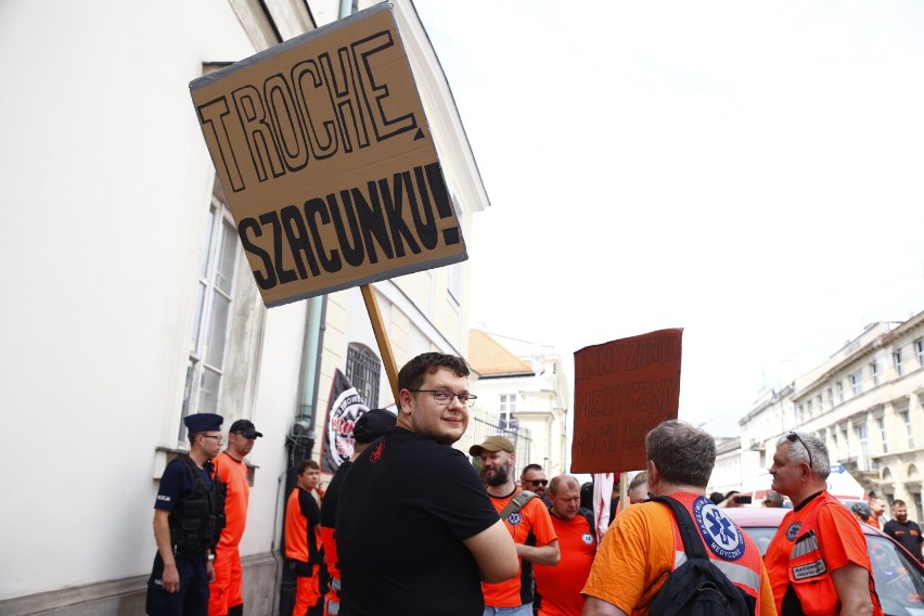 Ogólnopolski strajk ratowników medycznych w Warszawie. Medycy protestują przed Ministerstwem Zdrowia 