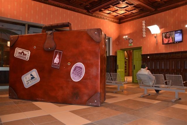 Wielka walizka stanęła na malborskim dworcu PKP