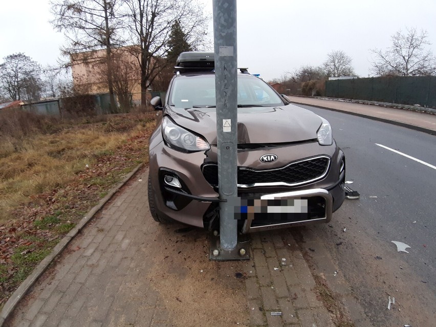 Poważna kolizja w Szczecinku. Auto wjechało w zaparkowany samochód [zdjęcia]