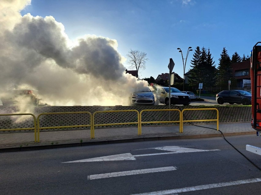 Przy centrum kultury w Chojnicach spaliło się auto. Drugie uszkodzone